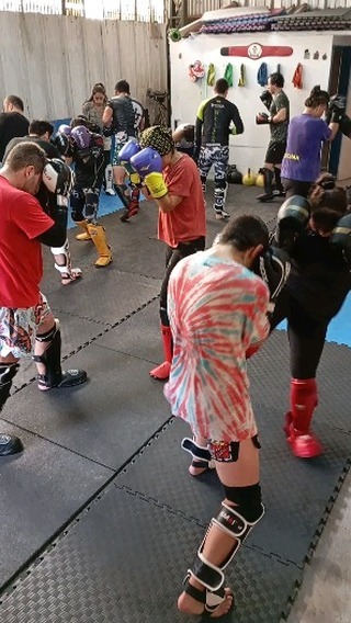 Clase de kickboxing en el dojo